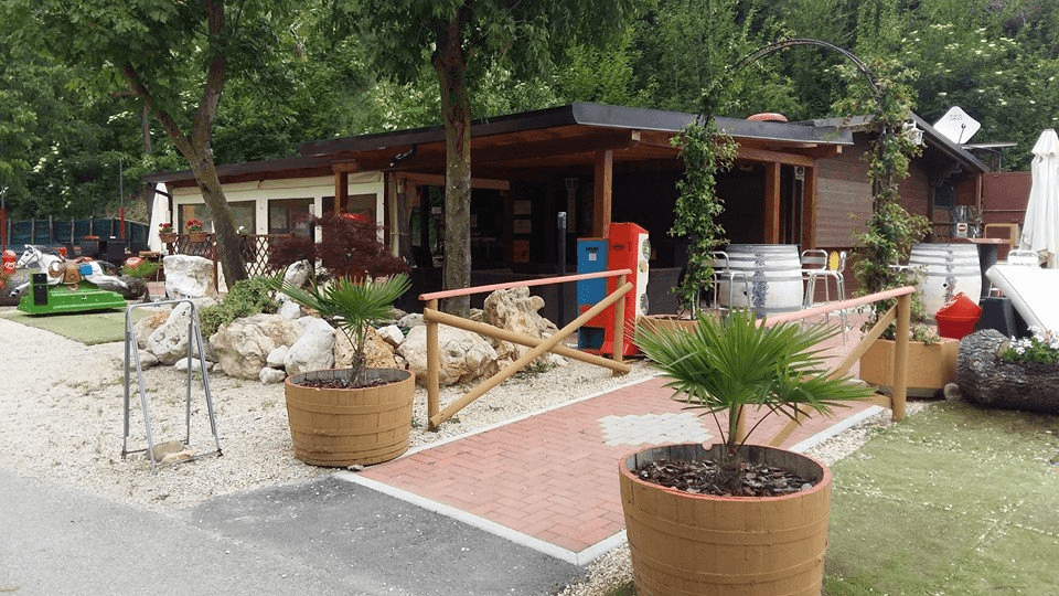 Il chiosco Baia del Sole sul lungofiume di Fontanelice